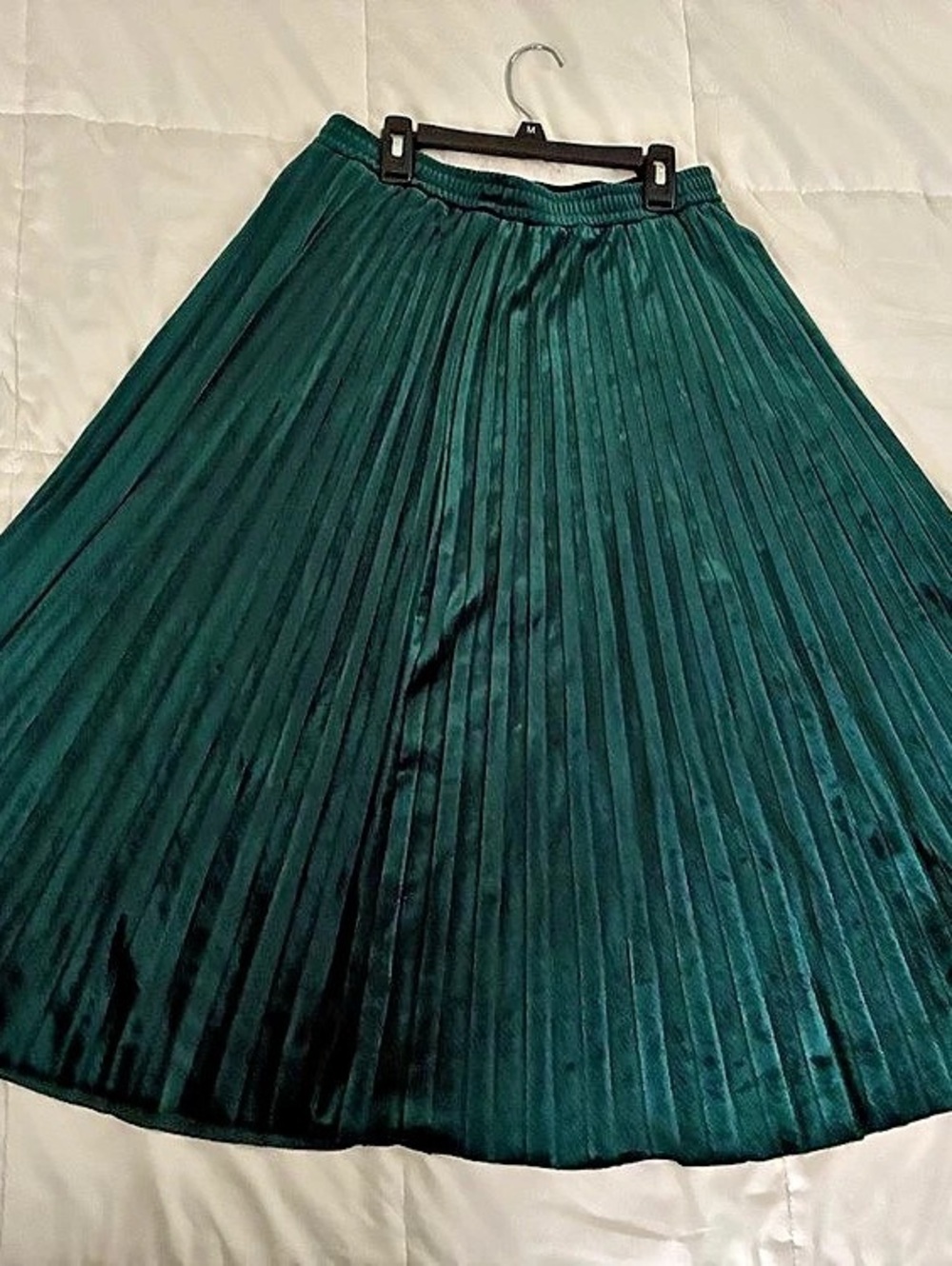 Pleated Midi Skirt in Green Size Large Like New